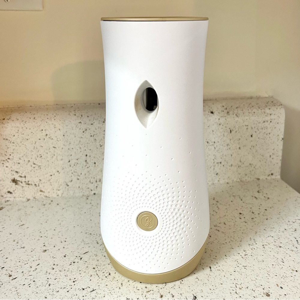 Glade Automatic Spray Dispenser (PREOWNED)